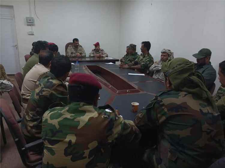 قيادة قوات دفاع شبوة تناقش التحديات وتوجه برفع الجاهزية القتالية