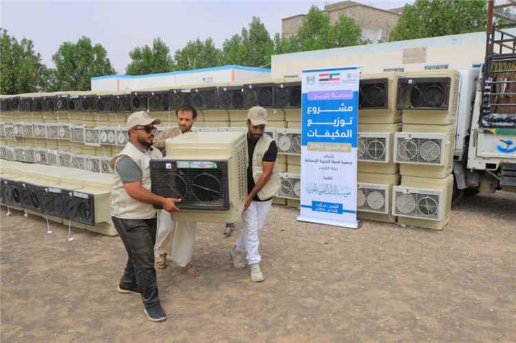 بدعم كويتي .... تدشين مشروع لتوزيع ألف مكيف على الأسر النازحة والأشد احتياجًا في مأرب