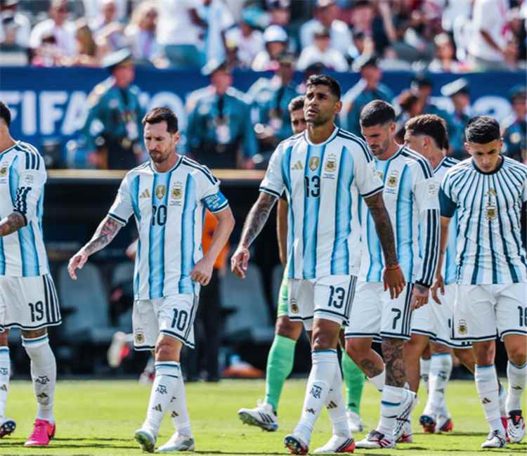 الكشف عن هدية ميسي لزملائه عقب خسارة نهائي كأس العالم 2026