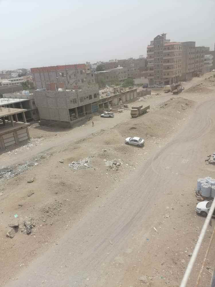 أهالي بلوك 12 يناشدون محافظ عدن ومأمور الشيخ عثمان إزالة أكوام الأتربة من خط الـ50