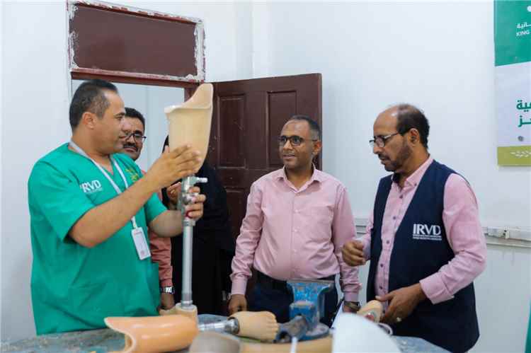 فريق من مكتب الصحة بتعز يطلع على خدمات مركز الأطراف الصناعية ويبحث دمج خطط طوارئ المركز ضمن الخطة الصحية للمحافظة