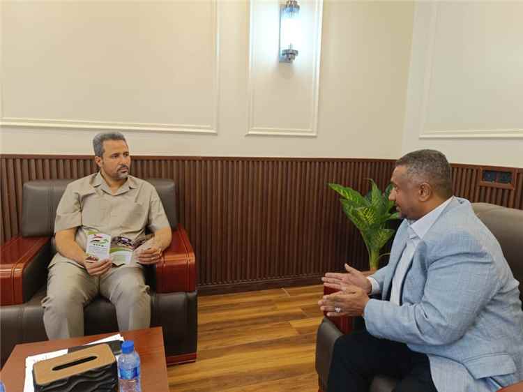 محافظ لحج يستعرض مع المدير التنفيذي لمؤسسة التعاونية اليمنية سبل تعزيز القطاعين الزراعي والاقتصادي