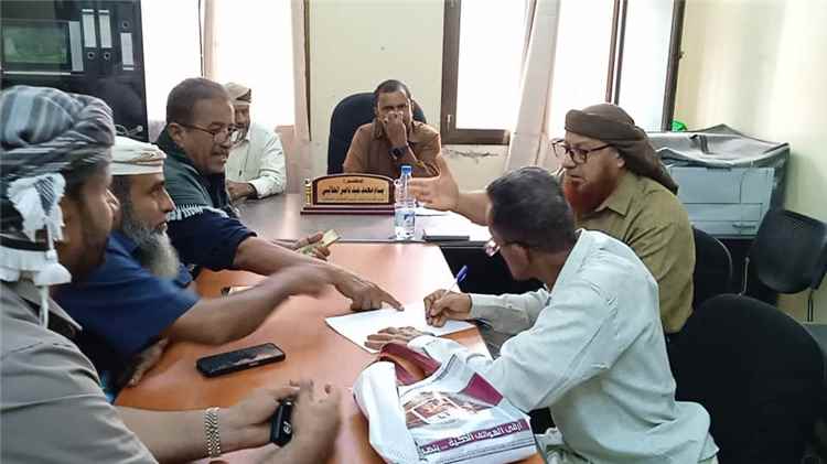 مدير عام سرار يافع يشيد بتعاون أهالي آل داؤود خلال إجتماع وتفقد لمشروع طريق باتيس رصُد
