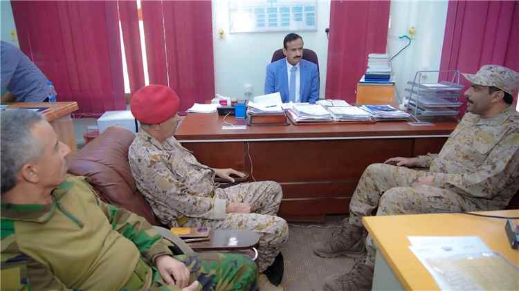 محافظ شبوة: الاعتداءات الحوثية لن تنال من عزيمة أبطال القوات المسلحة