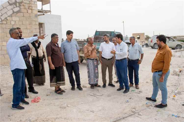 المدير العام يتفقد مواقع المحاجر بمديرية غيل باوزير