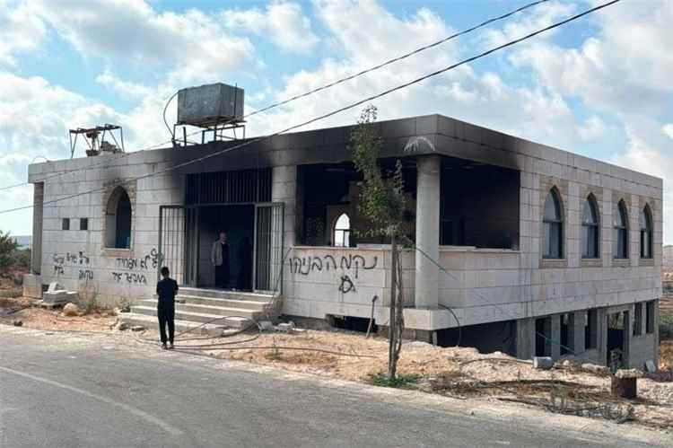 بعد مقتل جنديان إسرائيليان و 4 فلسطينيين .. مستوطنون يضرمون النار في مسجدين بالضفة الغربية