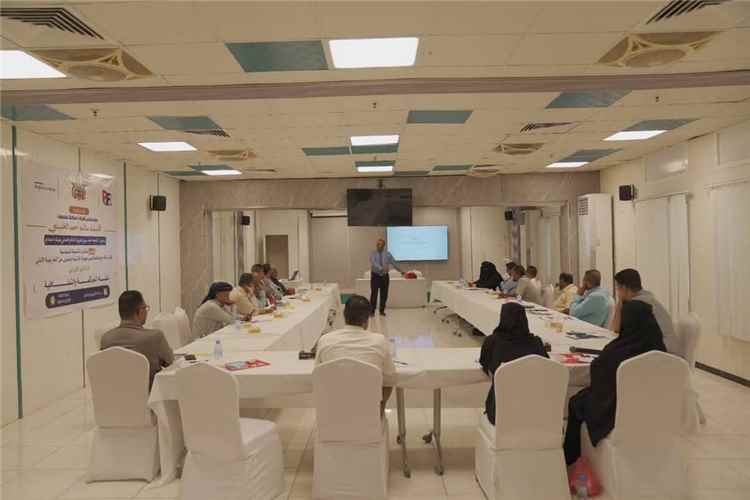الوكيل باعلوي يدشن دورة تدريبية حول نظام الحوكمة والشفافية ضمن مشروع تعزيز الحكم المحلي