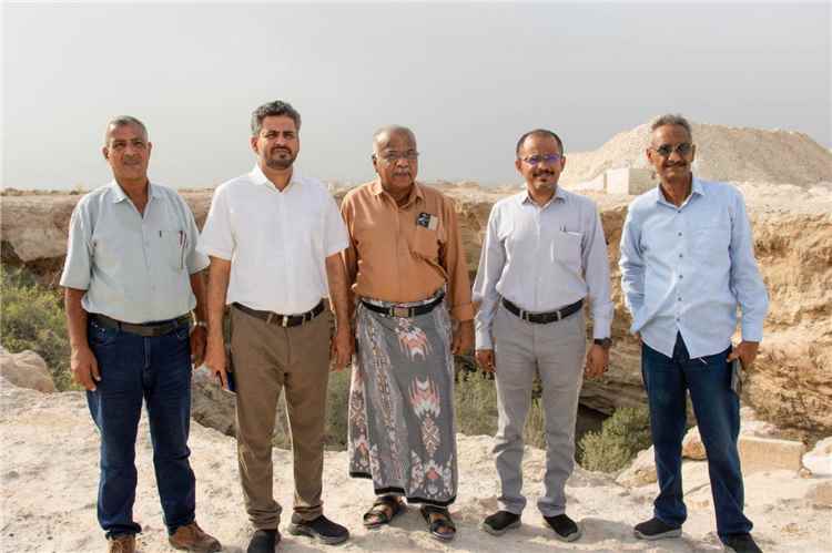مدير عام المياه ينفذ نزولا ميدانيًا لغيل باوزير لتفقد المحاجر  و دراسة المخاطر البيئية لها