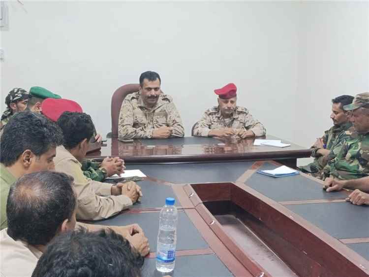 قائد قوات دفاع شبوة يبحث تعزيز الجاهزية والانضباط خلال اجتماع موسع مع القيادات العسكرية