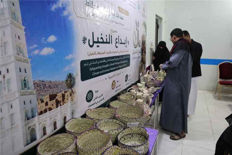 مدير عام مديرية تريم يزور مشروع "إبداع النخيل" ويشيد بجهود تمكين المرأة والحفاظ على التراث