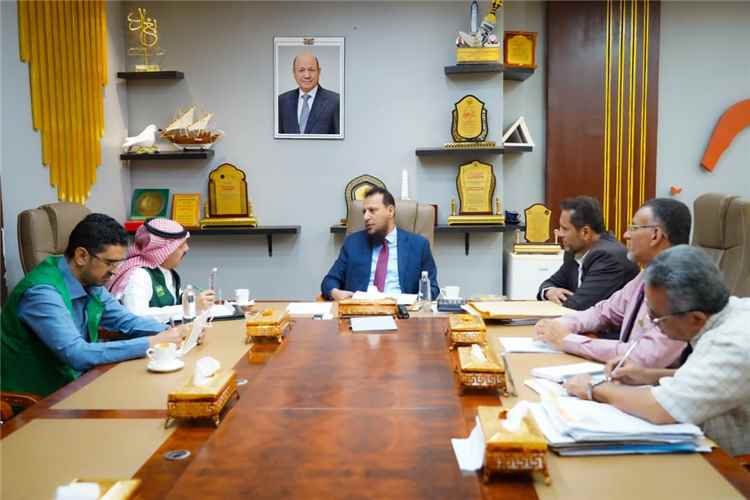 محافظ عدن يبحث مع البرنامج السعودي سير الأعمال في عدد من المشاريع التنموية والخدمية