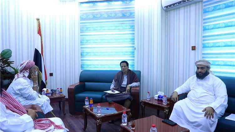 محافظ المهرة يلتقي مدير عام مديرية حصوين ويطلع على الأوضاع العامة والأمنية بالمديرية