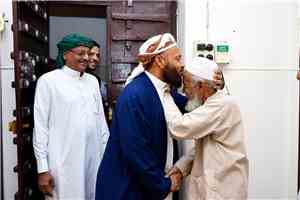 الشيخ محمد بن شبيبة يقدم واجب العزاء في وفاة الشيخ العلامة علي بن سالم بكير