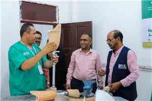 فريق من مكتب الصحة بتعز يطلع على خدمات مركز الأطراف الصناعية ويبحث دمج خطط طوارئ المركز ضمن الخطة الصحية للمحافظة