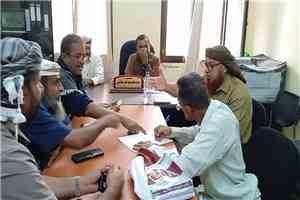 مدير عام سرار يافع يشيد بتعاون أهالي آل داؤود خلال إجتماع وتفقد لمشروع طريق باتيس رصُد