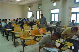 نائب رئيس جامعة حضرموت يدشن اختبارات المفاضلة بتنسيق 2688 طالبًا