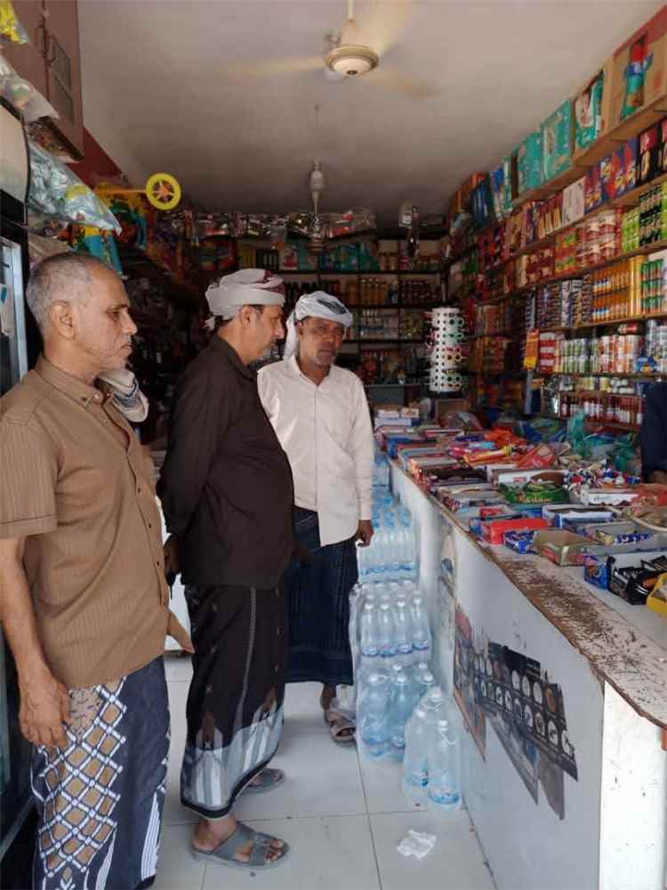 فريق الرقابة الميدانية ينفذ نزولاً تفتيشياً إلى أسواق سيحوت لمتابعة استقرار الوضع التمويني