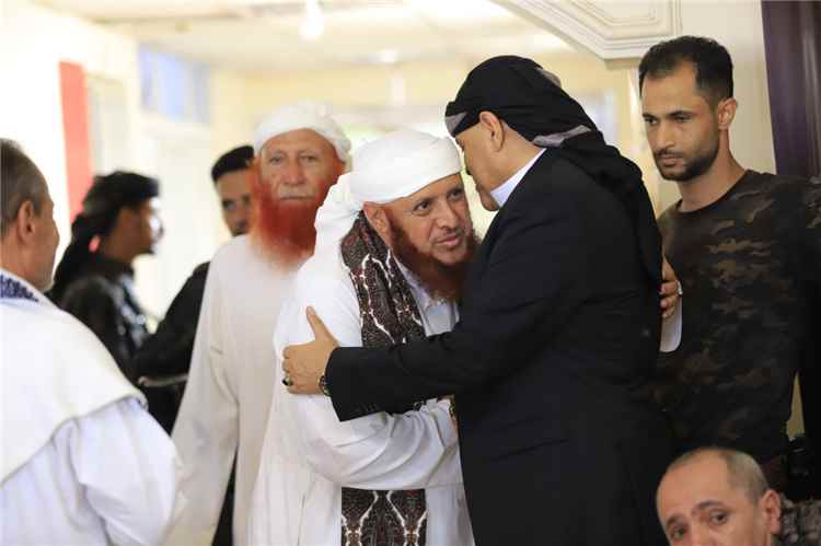 محافظ تعز يستقبل جموع المعزين في وفاة الرئيس السابق عبدربه منصور هادي