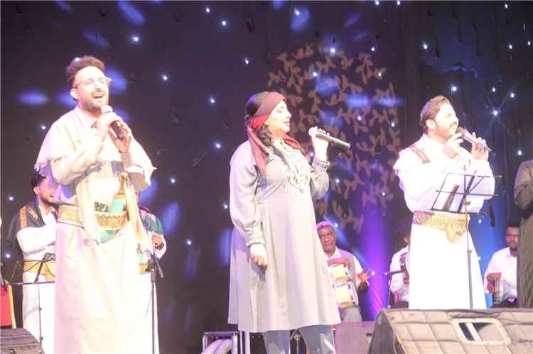 آلاف المحتفلين يحيون أمسية عيدية كبيرة في المخا بمشاركة فنانين يمنيين
