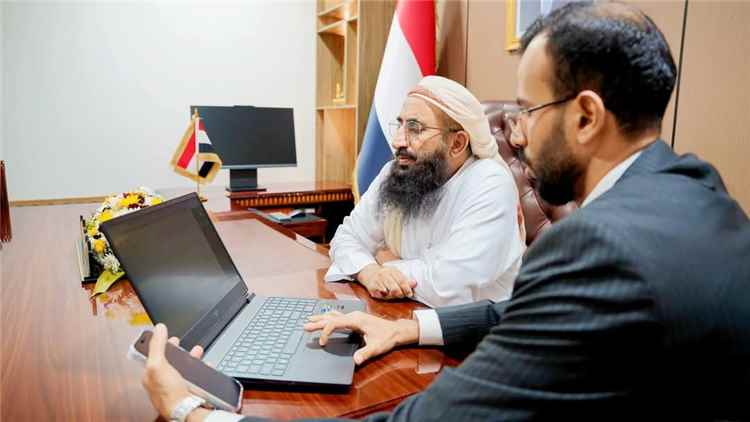 وزير الأوقاف والإرشاد يدشن إصدار أول تأشيرة عمرة لموسم 1448هـ