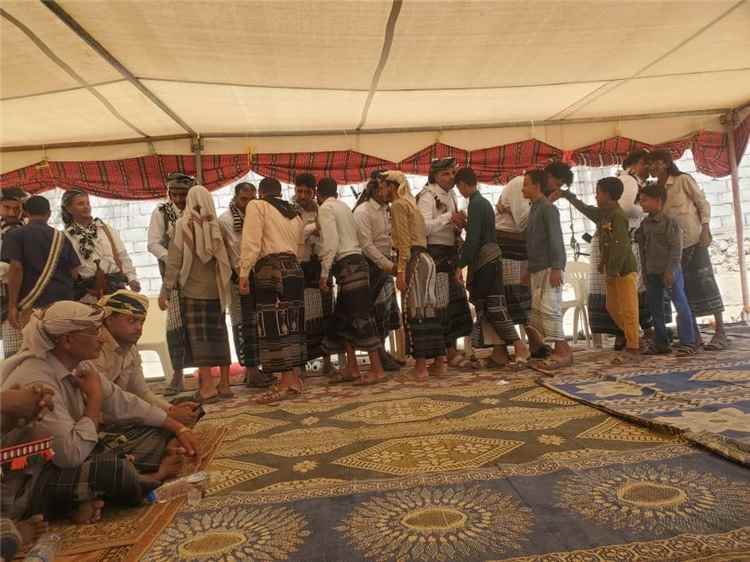 شبوة .. لهية تحتفي بزواج جماعي لـ 22 عريسًا وعروسًا في مشهد يعكس قيم التكافل والتلاحم المجتمعي
