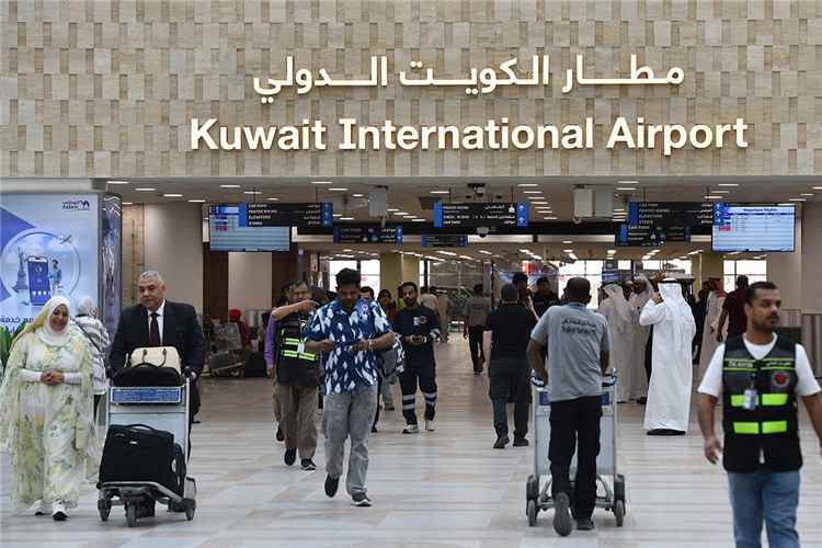 استهداف جديد لمطار الكويت يوقف الرحلات.. والدفاعات الأميركية تعلن اعتراض هجمات إيرانية في الخليج
