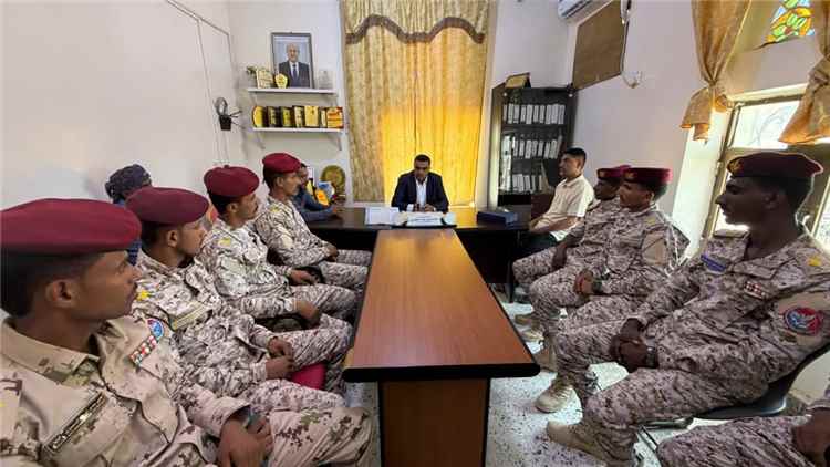 السقطري يلتقي خريجي كلية الطيران والدفاع الجوي ويهنئهم بتفوقهم