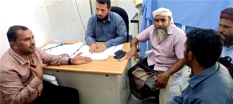 مدير عام سرار يافع يتفقد المركز الصحي ويوجه بسرعة إصلاح سيارة الإسعاف الوحيدة لتعزيز الخدمات الطبية