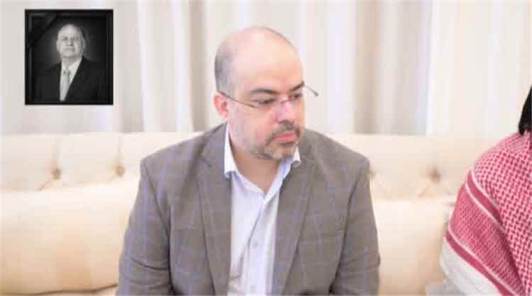 في أول ظهور علني بعد رحيل الرئيس هادي.. ياسر عبدربه منصور يتقدم مستقبلي العزاء