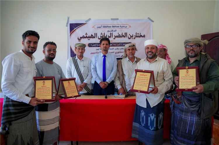 إعلام أبين يكرّم فريق برنامج "فرسان المحفد" بدرع التميز
