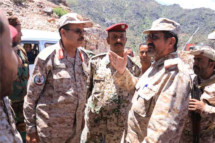 رئيس أركان المنطقة الرابعة يشيد بمعنويات المقاتلين وجاهزيتهم القتالية في جبهات تعز الغربية