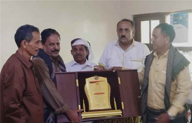 ​يافع تكرم الأستاذ عبد الرب الجعفري تقديراً لجهوده التنموية وتطوير قطاع الصناعة والتجارة بالمديرية