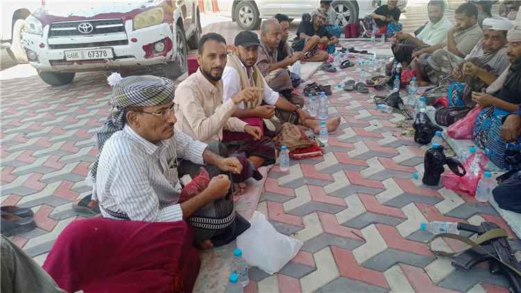 المدير العام لمديرية أحور يؤدي واجب العزاء بوفاة الرئيس هادي في مسقط رأسه بمديرية الوضيع