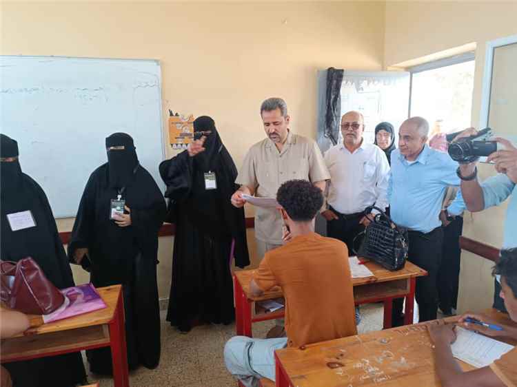 محافظ لحج يطلق اختبارات الثانوية العامة ويؤكد توفير الأجواء المناسبة للطلاب