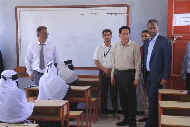 محافظ المهرة يدشن امتحانات الثانوية العامة للعام الدراسي 2025–2026
