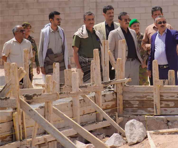 محافظ شبوة يدشن الاعمال الانشائية في مشروع بناء 3 بكلية المجتمع
