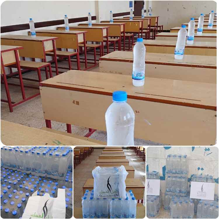 مبادرة حامل المسك الخيرية توزع المياه الباردة على طلاب الثانوية العامة في أول أيام الامتحانات بشبوة