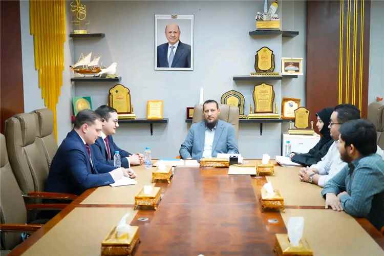 محافظ العاصمة المؤقتة عدن يبحث مع السفير الروسي تعزيز التعاون المشترك