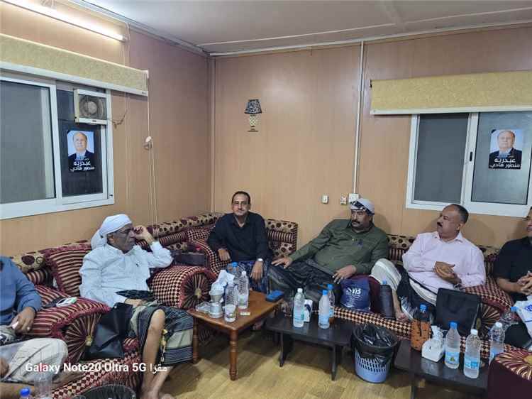 في لفتة وفاء إنسانية.. وزير النقل يزور اللواء محمد جميع الخضر بمنزله للاطمئنان على صحته في عدن