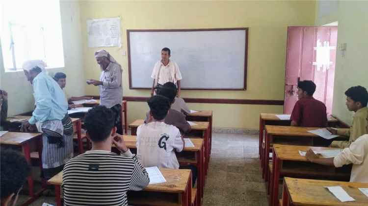 مدير مكتب التربية والتعليم بمديرية الوضيع "العواص" يزور ثانوية هائل سعيد عزان