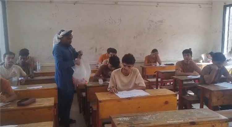 بدعم من الشيخ طه القرقور .. مؤسسة طموح تنفذ مشروع سقاية طلاب الثانوية العامة في عدن