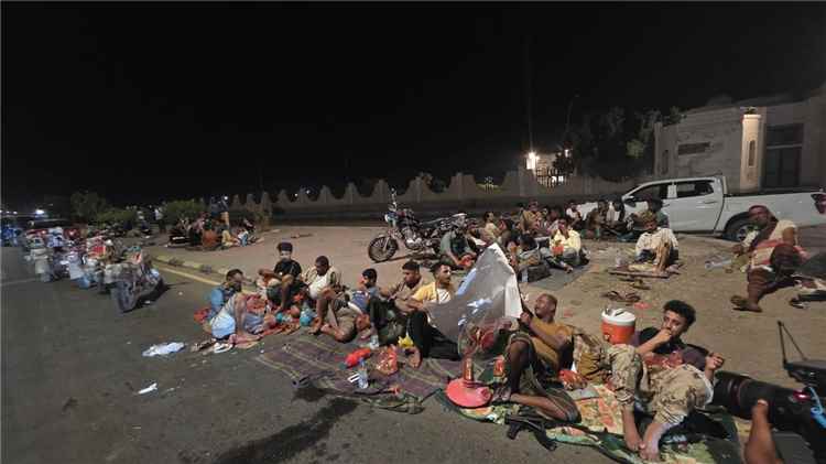 أبين تختنق بالحر والظلام.. ومواطنون يخرجون للمطالبة بإنقاذ الخدمات