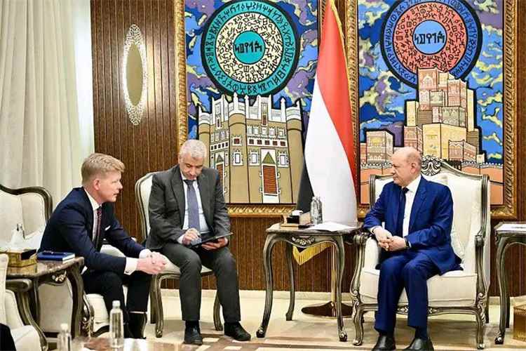 وزير سابق: الرئيس العليمي وضع أسس السلام وأكد أن القضية تتمثل في استعادة الدولة