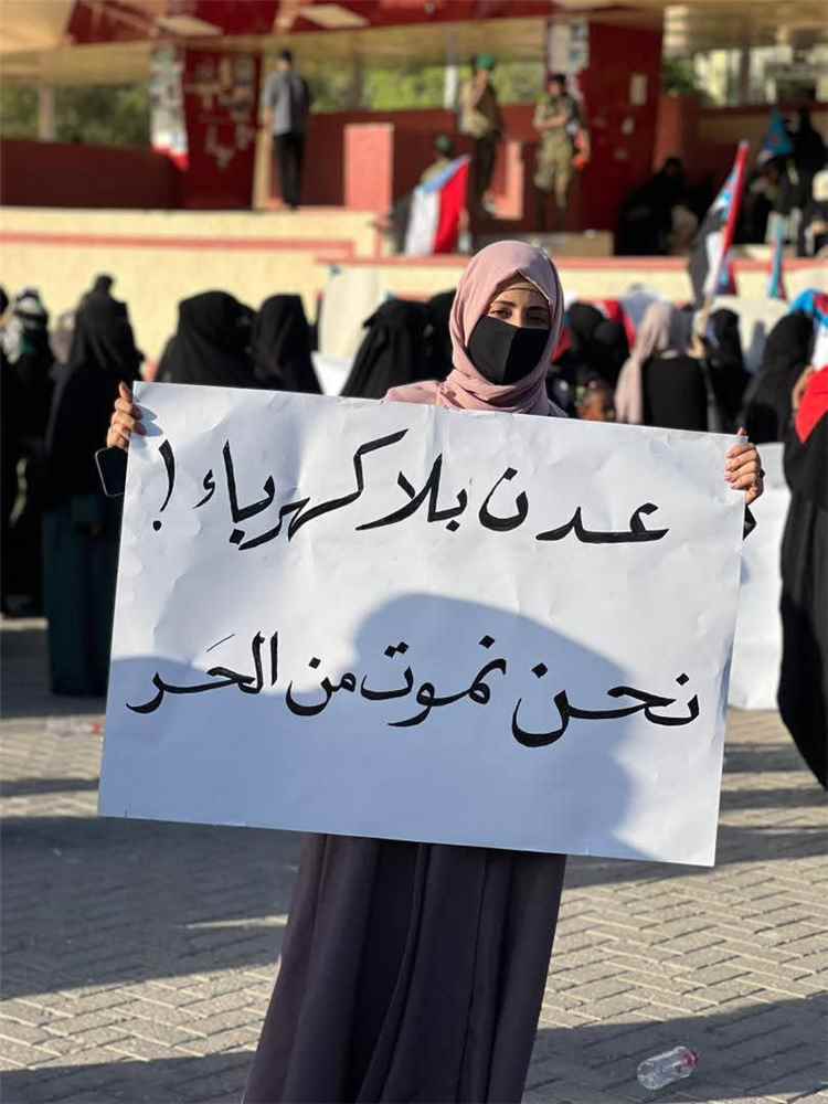 (عدن الغد) ترصد المعاناة.. كهرباء غائبة ووعود متكررة ومواطنون يواجهون مصيراً مجهولا.. (عدن والصيف) مواجهة يحسمها "الفشل"