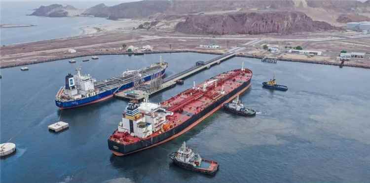 رفع الاحتجاجات أمام ميناء الزيت بالبريقة واستئناف خروج قواطر الوقود بعد تفاهمات مع المحتجين