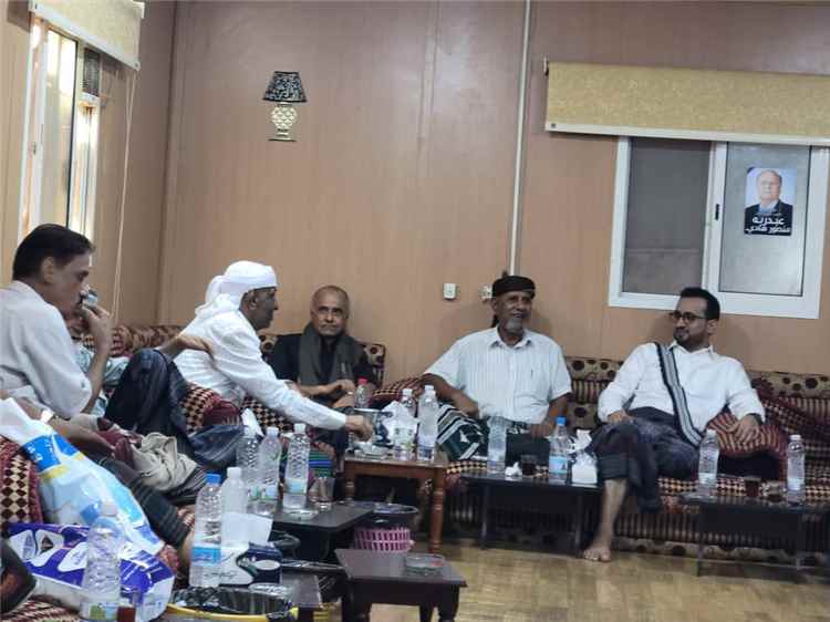 وزير الخدمة المدنية والتأمينات سالم العولقي يزور وكيل الجهاز المركزي لأمن الدولة اللواء محمد جميع الخضر