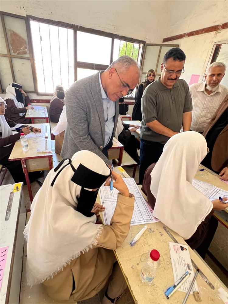 وزير التربية (العبادي) يطلع على سير الاختبارات الوزارية في مركزي ثانوية عدن النموذجية وخديجة بمديرية المنصورة بعدن