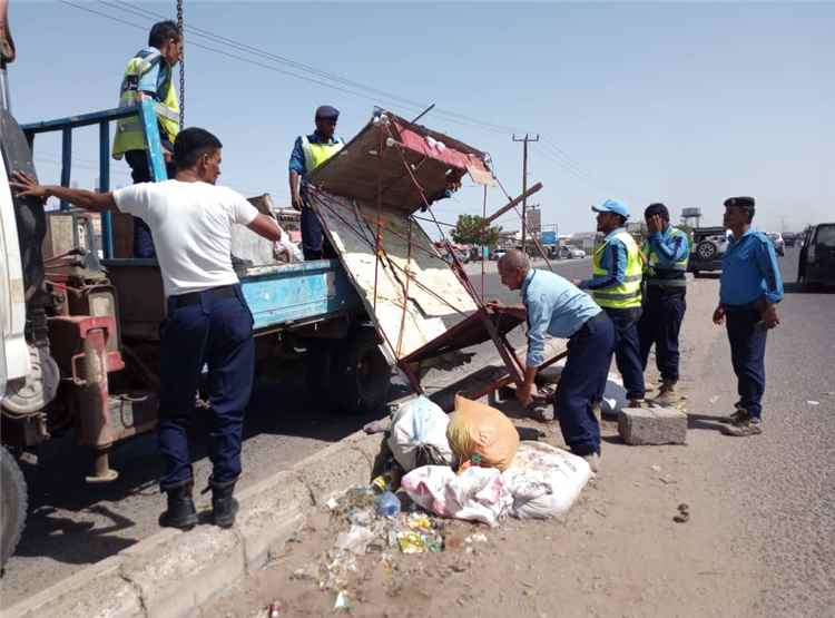 شرطة السير بمحافظة لحج تشن حملة واسعة لإزالة العشوائيات من الطرق العامة بقيادة مديرها العقيد قحطان القطيبي