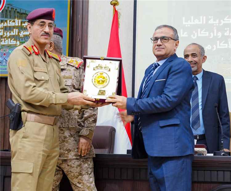 رئيس جامعة عدن يشارك في استقبال الدفعة الـ18 قيادة وأركان ويُكرَّم بدرع الأكاديمية العسكرية العليا