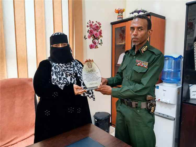 اتحاد نساء اليمن بأبين يتسلم درع الشكر والعرفان من الإصلاحية المركزية تقديراً لجهوده الإنسانية في رعاية النزيلات